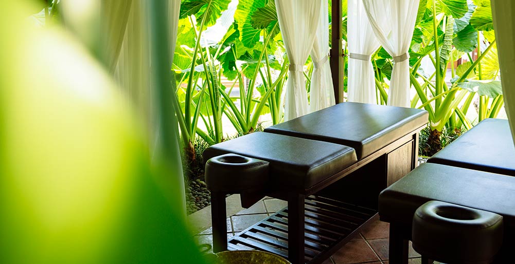Villa Semarapura - Spa beds in a garden setting